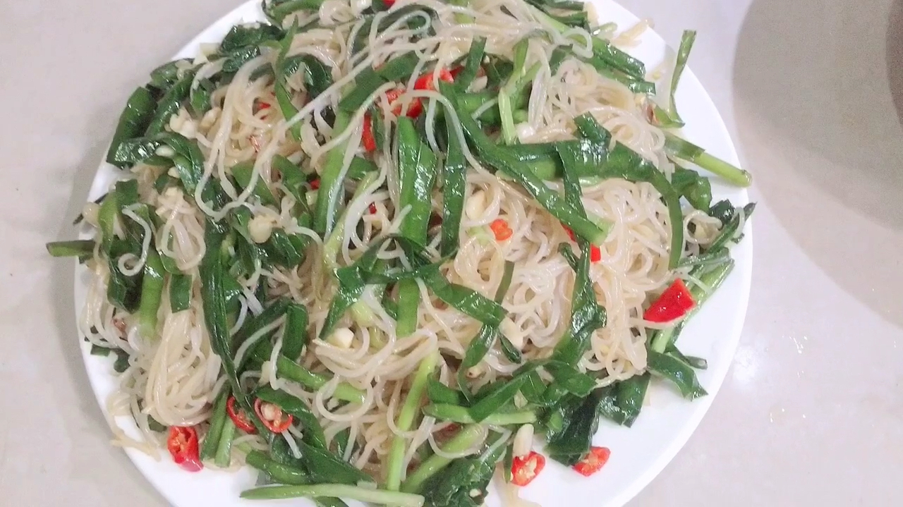 韭菜和粉条最近火了,不炒不炖,简单一做,一盘都不够吃