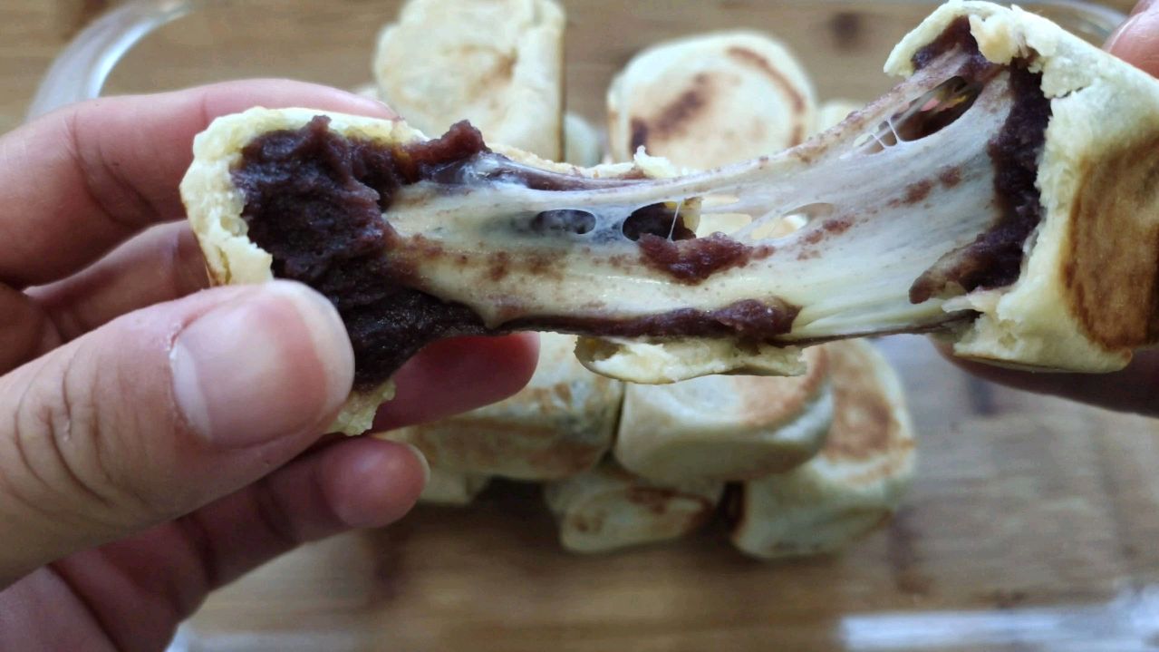 只需一口平底锅,新手也能学会做仙豆糕。酥软又拉丝,好吃得很。