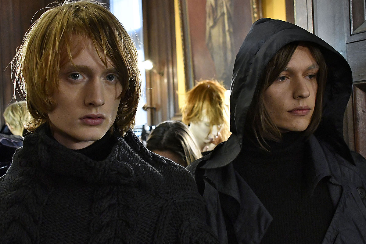 创造一个500字关于在饥饿游戏里一个名叫爱丽丝被凯撒·弗里克曼采访场景