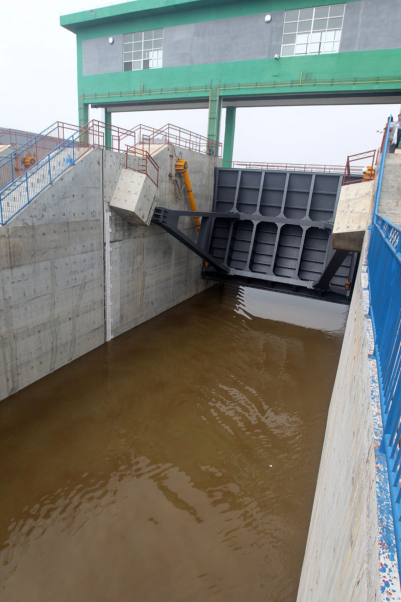 逆水流安装双向闸门：可行性与风险分析