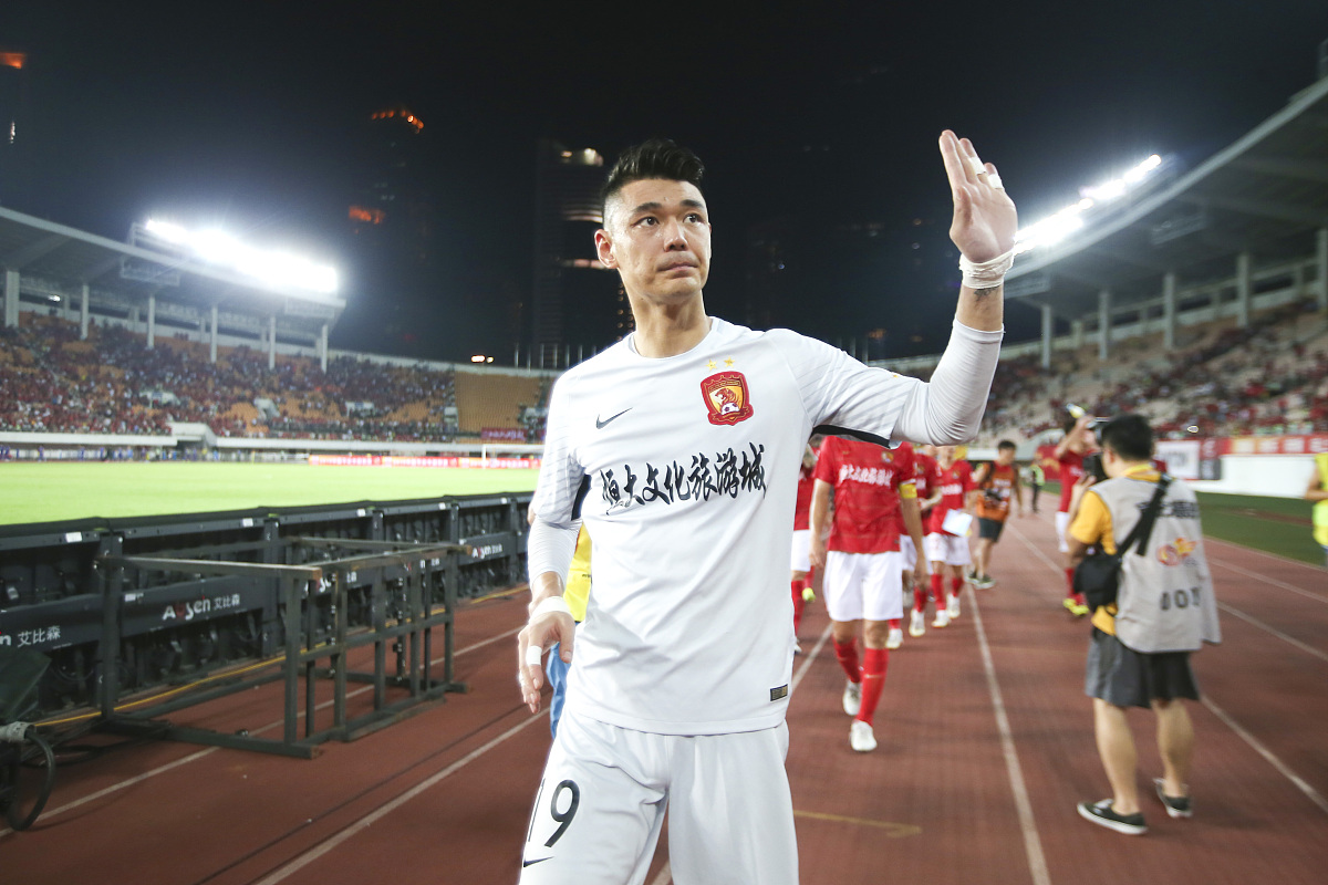 2018中超第14轮:广州恒大淘宝5-0重庆斯威 恒大球员赛后谢场