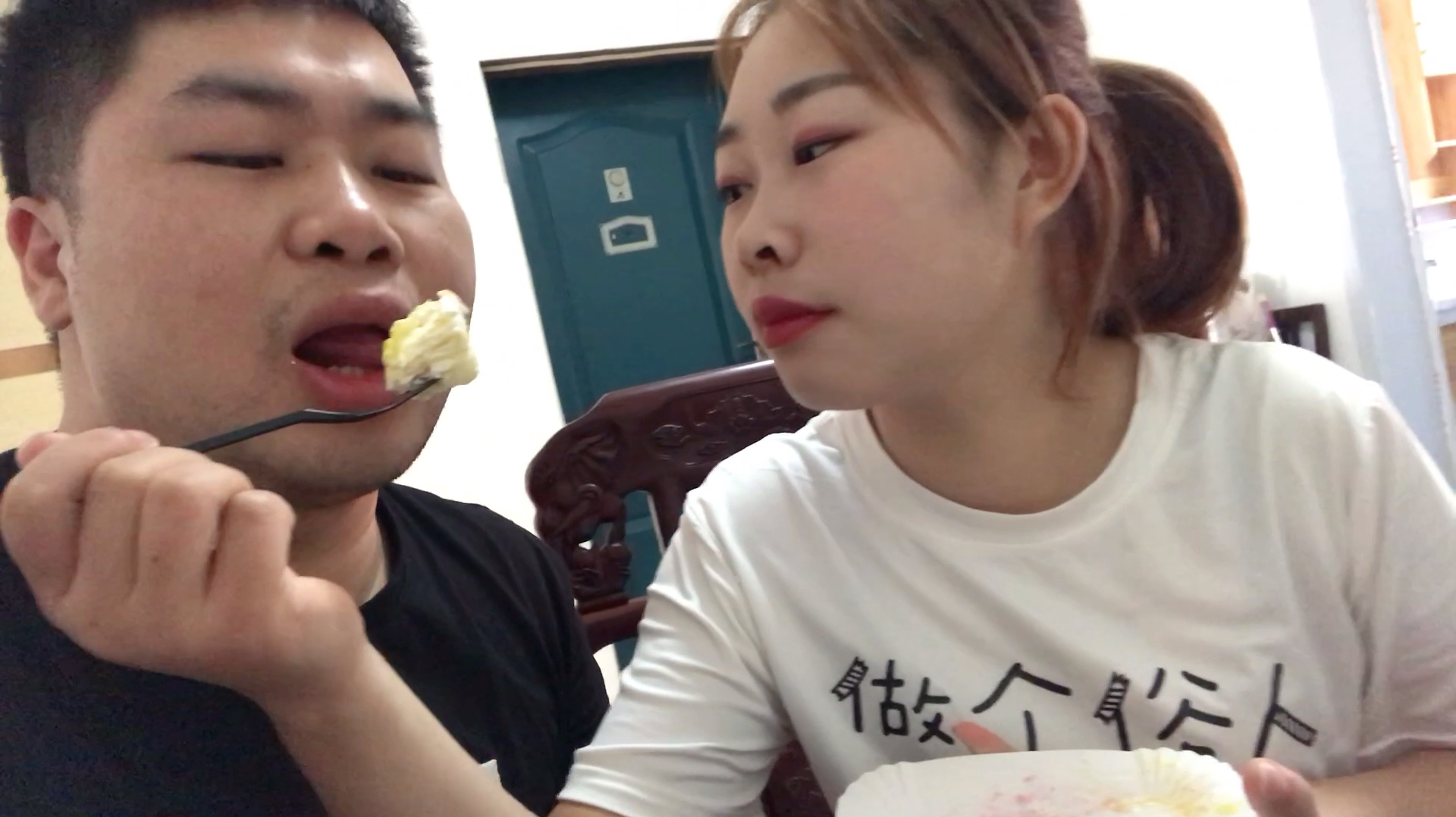 大飞vlog:陪媳妇试吃网红千层八拼蛋糕,两口一个真过瘾!