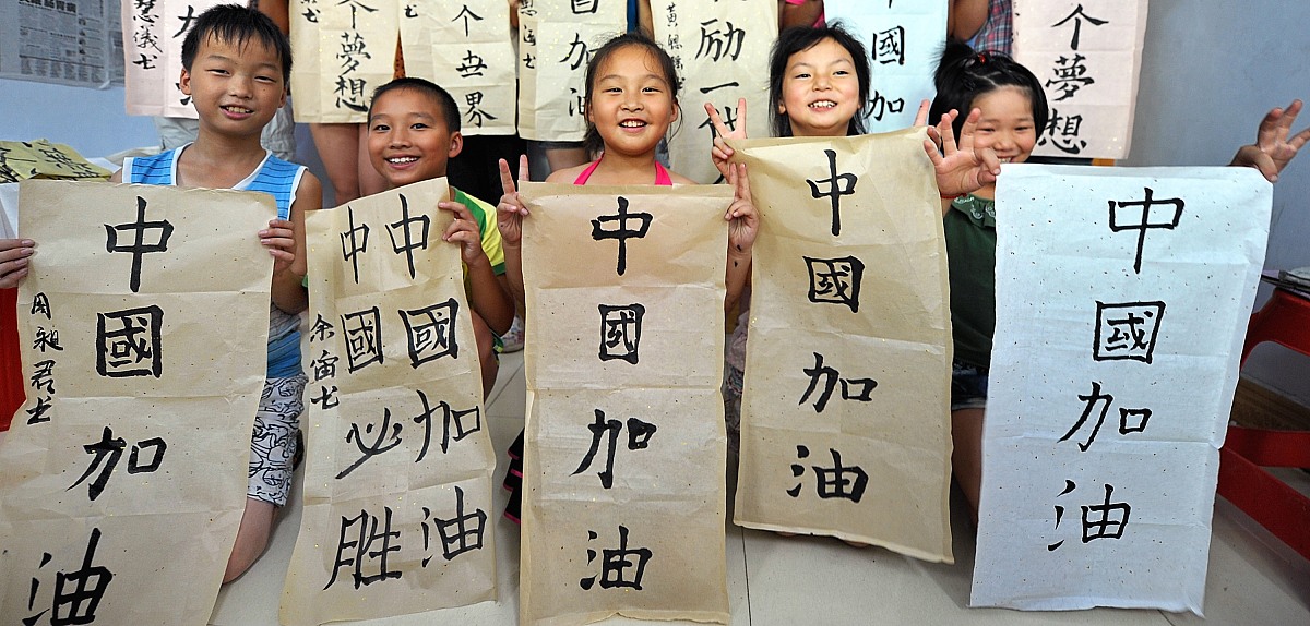 ***_***2012年7月30日,湖北省宣恩县部分爱好书法的小朋友们在展示他