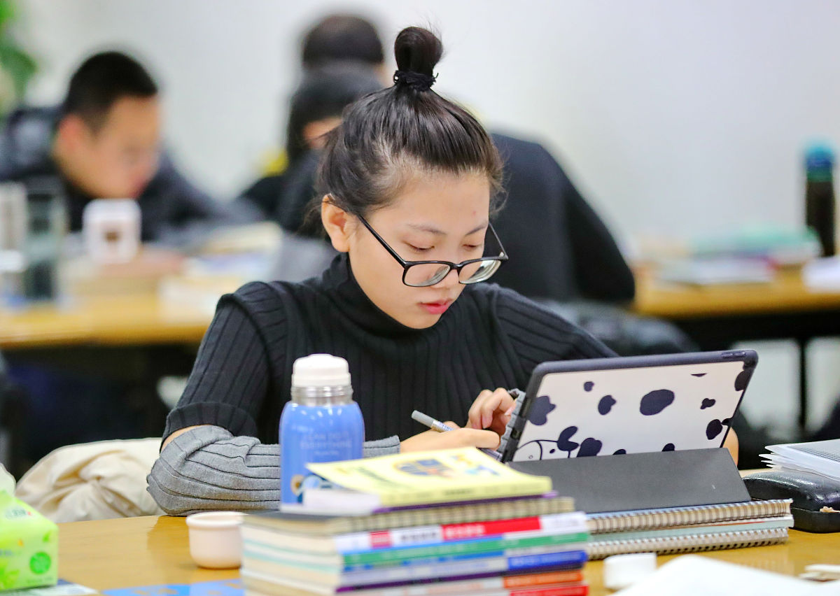 秦皇岛卫校中专升大专指南：如何顺利升读大专？