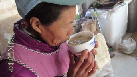 赵大姐分享东北疙瘩汤的做法,不放一滴油即可美味出锅,想吃的来