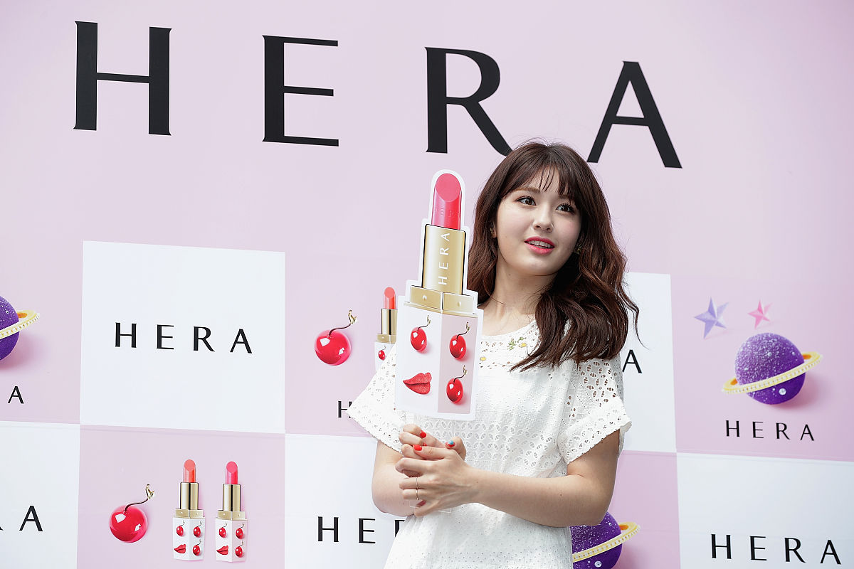 帮我取20组美妆产品的品牌名称要求如下1 必须有中文和英文两个版本并且中英文读音相近2 中文名称为两个汉字组成英文名称为一个单词3 名称简洁明了易读易写方便记忆具有独特性不跟别的品牌重名4 突显产品特性符合女性审美