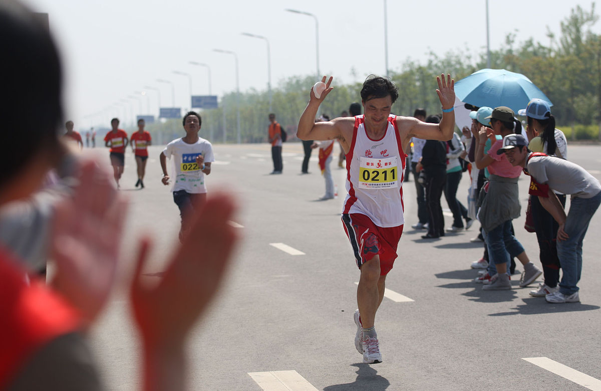 叙述一下：青海中长跑运动训练的优势可以提高中长跑运动员的新陈代谢机能的具体表现有哪些