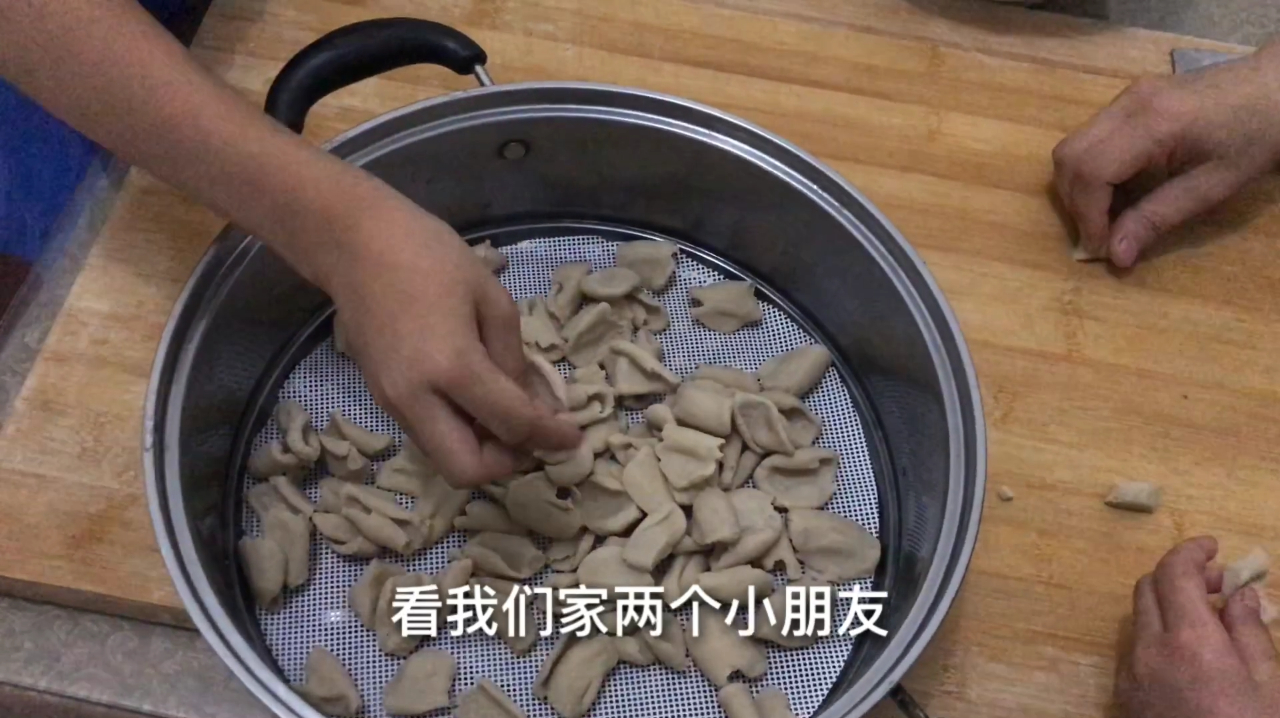 妈妈做的猫耳朵莜面,孩子们都不够吃,爸爸都没吃到