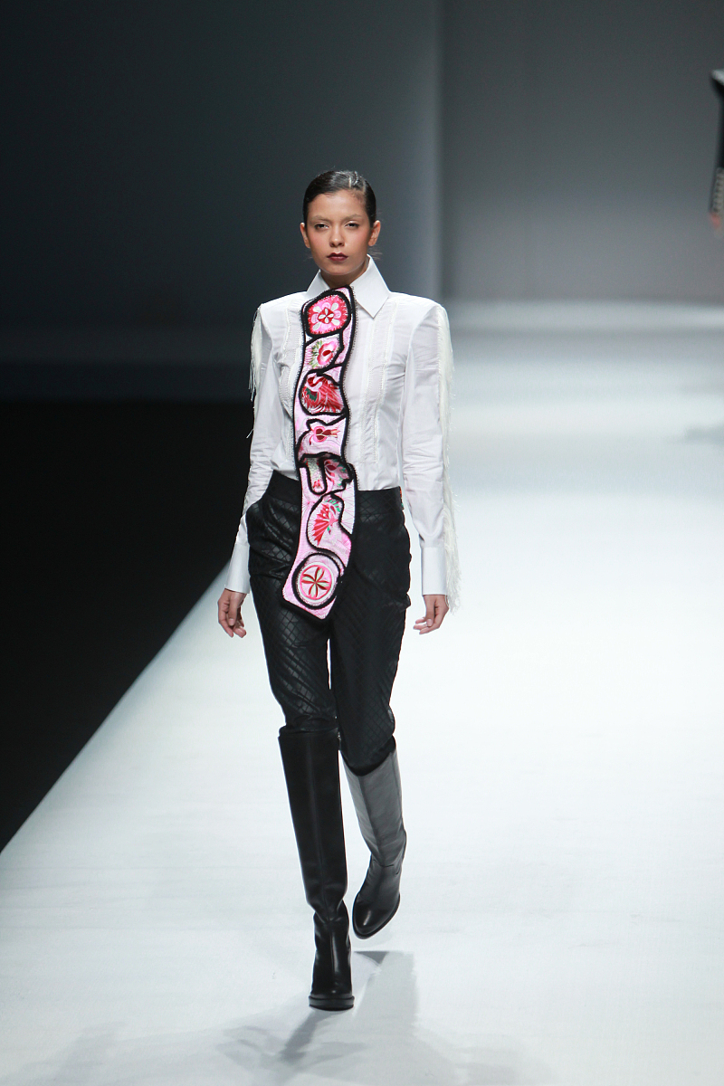 请以老毕做了变性手术为开头写一篇作文