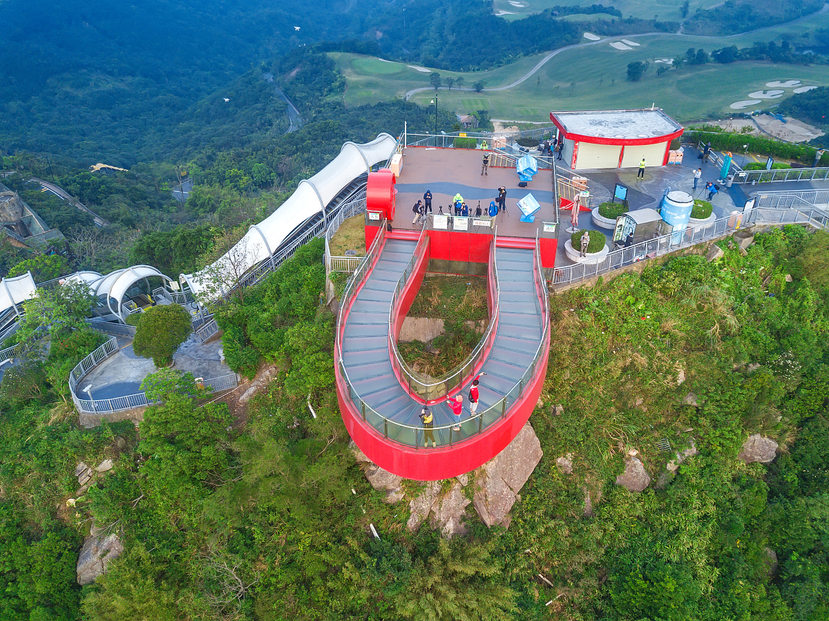 嘿！大家好啊！今天我要带大家探索池州市最新的旅游热点——九华山大愿文化园的360极限飞球项目！这个项目可是历经三个月的精心打造终于在5月1日正式对外开放啦！赶紧来感受一下吧！这个项目可不一般哦！它由安徽九华山文化旅游集团有限公司和大连博涛文化科技有限公司共同投资总投资高达1500万大洋！飞球外径15米层高12米占地面积约400平方米。看起来就很震撼对不对？这个360极限飞球可不仅仅是一个普通的游乐