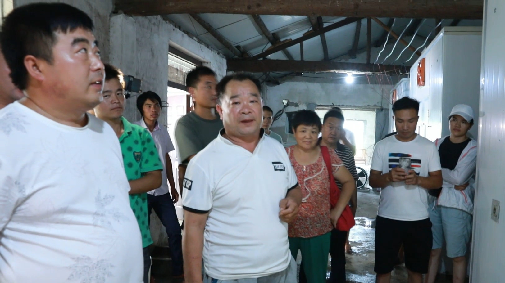 老张带学员参观孵化场,孵化场老板亲自接待,为学员们讲解孵化场