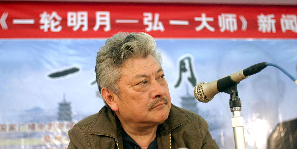 电影故事片《一轮明月》,2004年4月25日上午在拍摄地福建泉州召开新闻