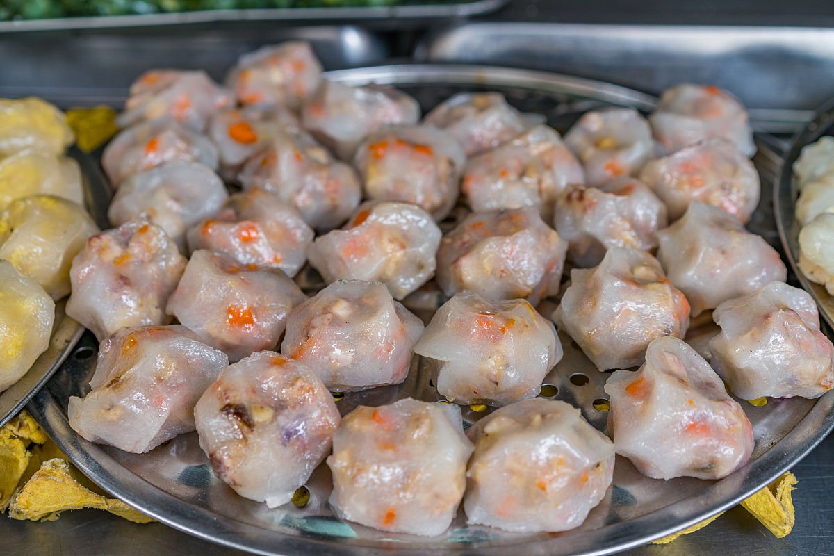 2019年5月3日,广东汕头市,小公园附近的一家老式熟食店,桌上摆放着五
