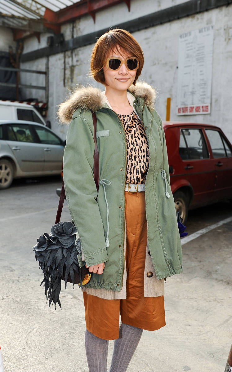 淡黄绿色羽绒外套：简约鲜艳暖色调，高品质羽绒填充