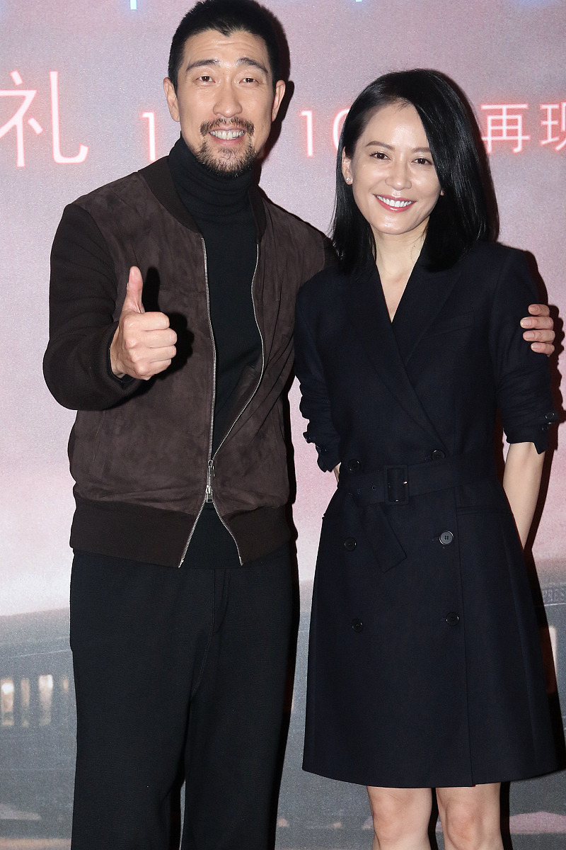 王千源助阵《东方快车谋杀案》首映  俞飞鸿穿西装裙秀美腿优雅大气