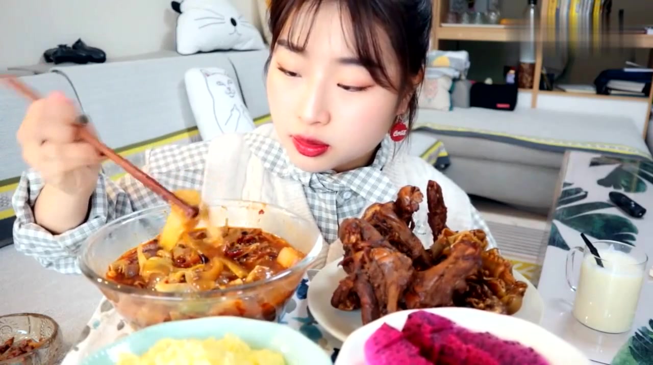 一碗爆辣炒鸡爪,把小姐姐给辣坏了,这表情有点可爱和搞笑了