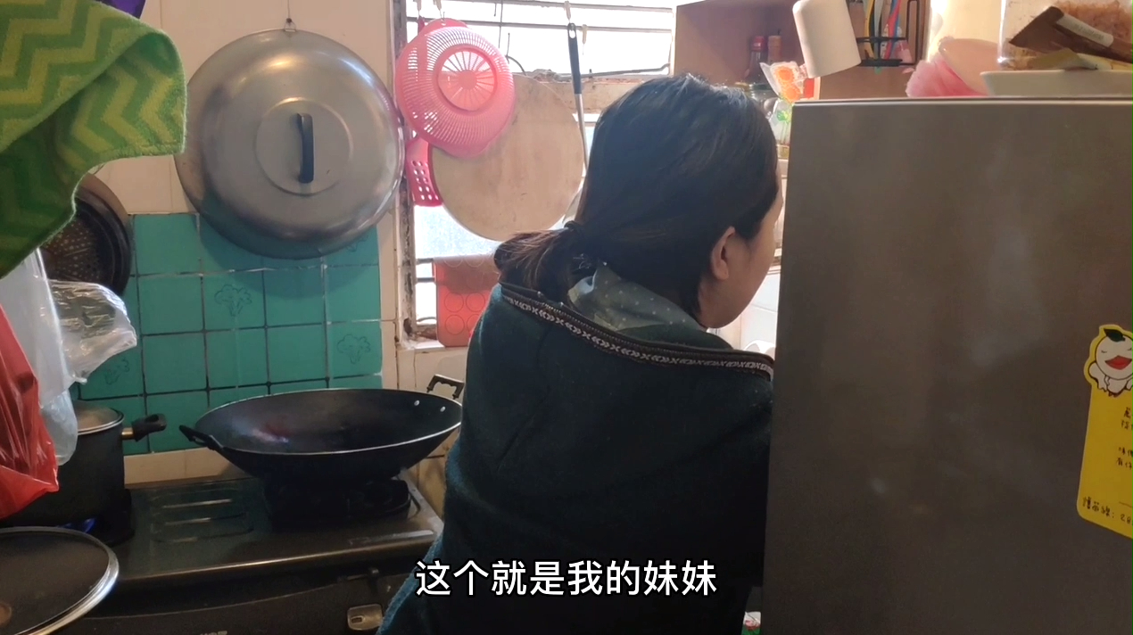 香港单亲爸爸去看望妹妹,给煮了公仔面,加点印尼佐料超级好吃