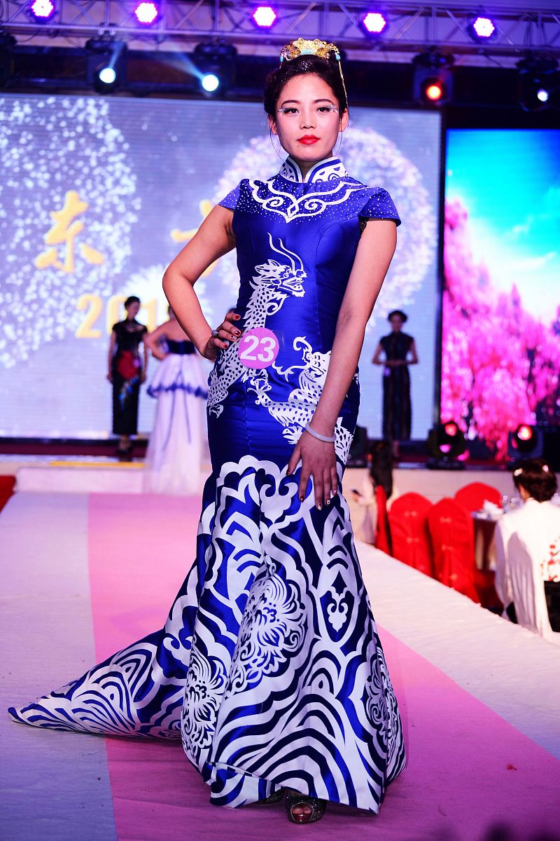 帮我撰写一篇夏日国潮风改良旗袍新品资讯精致韵味的旗袍裙装传承了传统演绎女孩娇俏烂漫的童年时光。服装类型：唐风方领渐变色薄款网纱连衣裙、国风山水韵味改良旗袍装蝴蝶结点缀、淑女款粉色唐风连衣裙