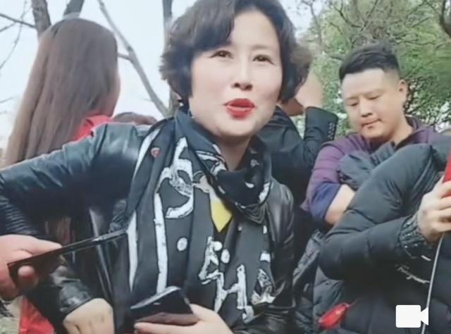 流浪“大师”沈魏走红,中年女粉丝沈师娘一夜爆红圈粉三十多万