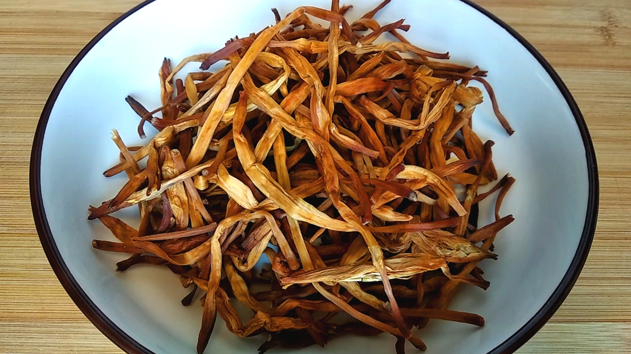 黄花菜好吃不好做,很多人都做错,学会这一招,爽口解腻真简单