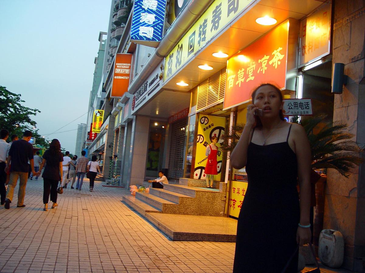 在市中心天河城广场侧的美食街,一位广州女人正呼朋唤友.+++_+++广州,