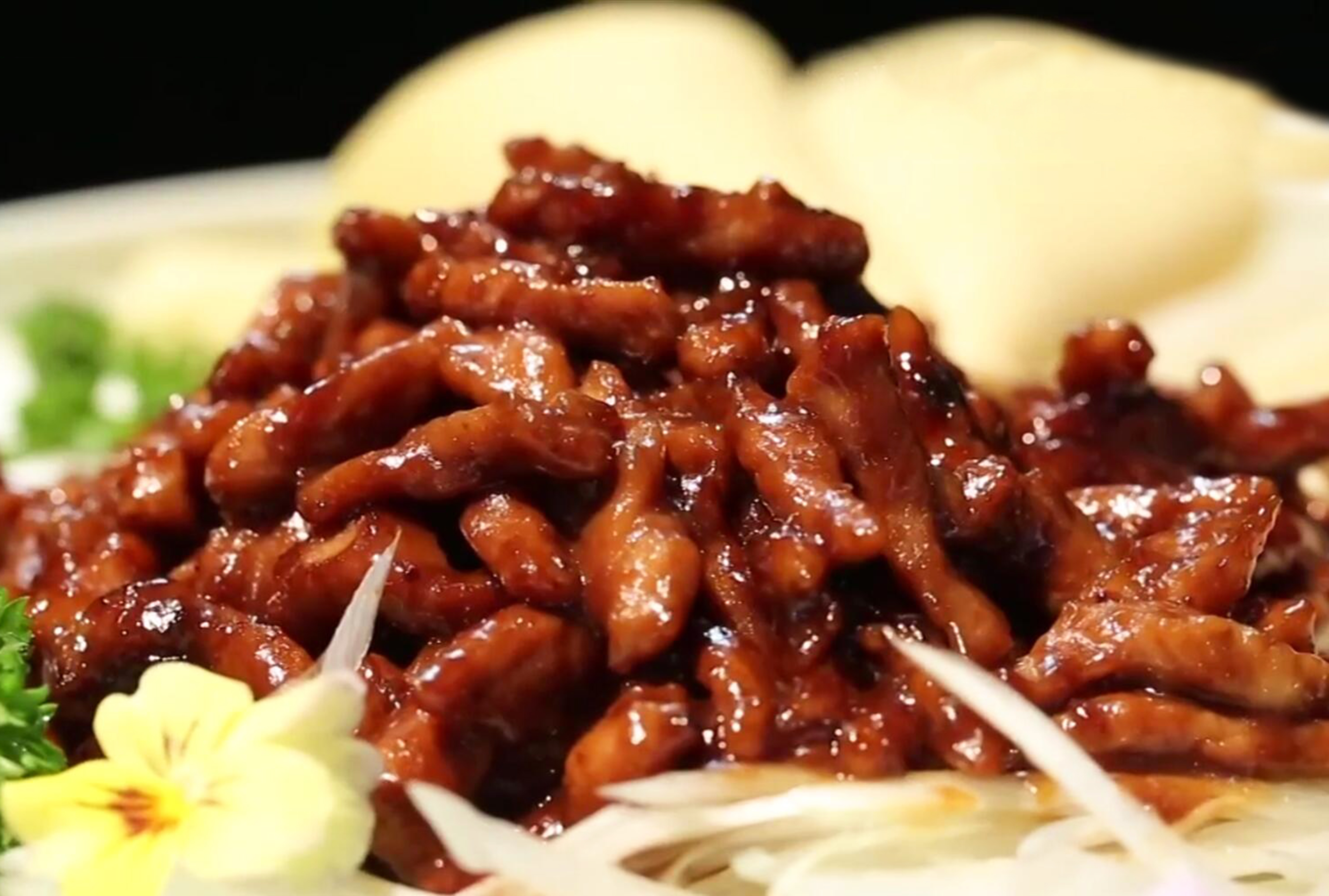 全聚德大厨教您做家喻户晓的京酱肉丝,成菜后的标准:见油不见酱