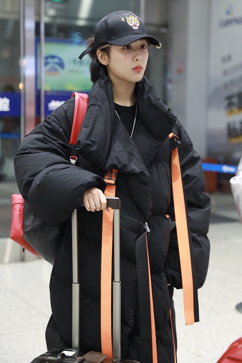 杨紫穿oversized羽绒服"胖嘟嘟"似蚕宝宝 扎小辫自推行李露倦容
