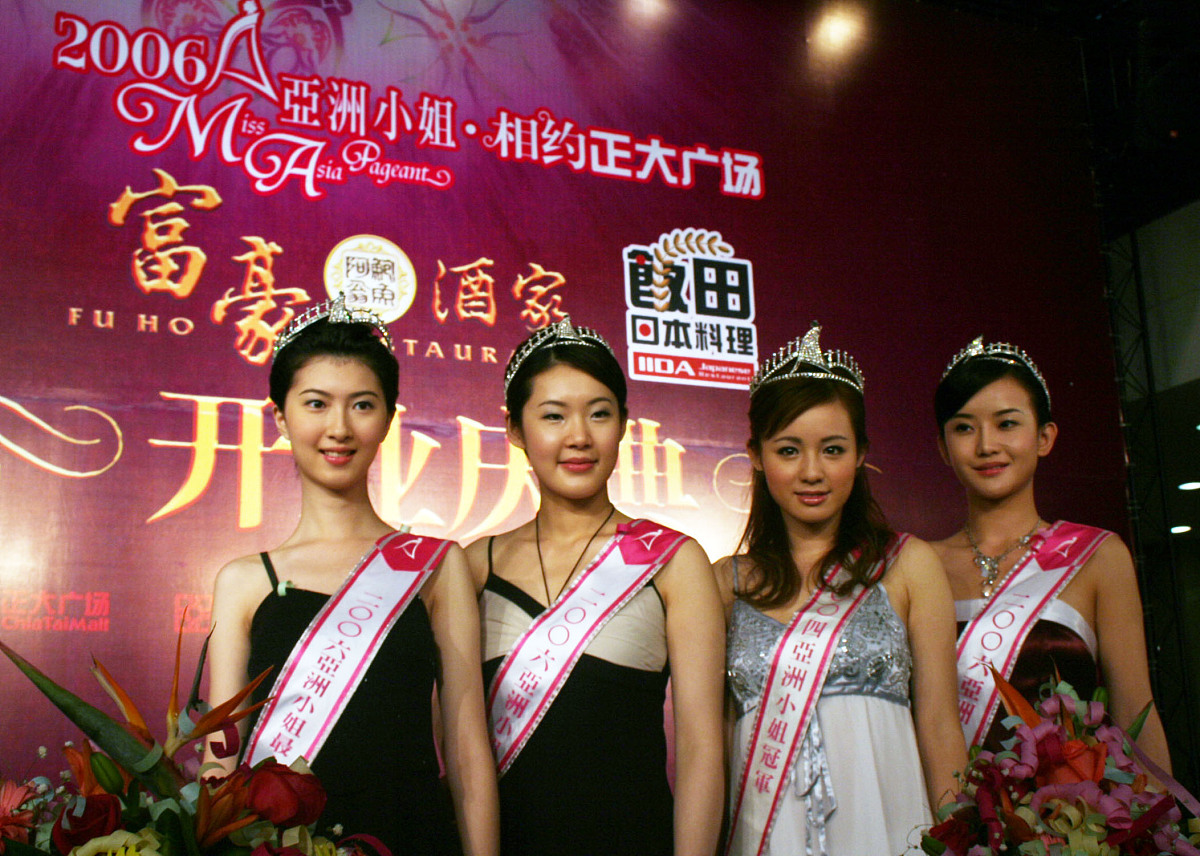 2006年11月25日上午,四位亚姐头戴银冠,如迷人公主般一齐亮相亚洲小姐