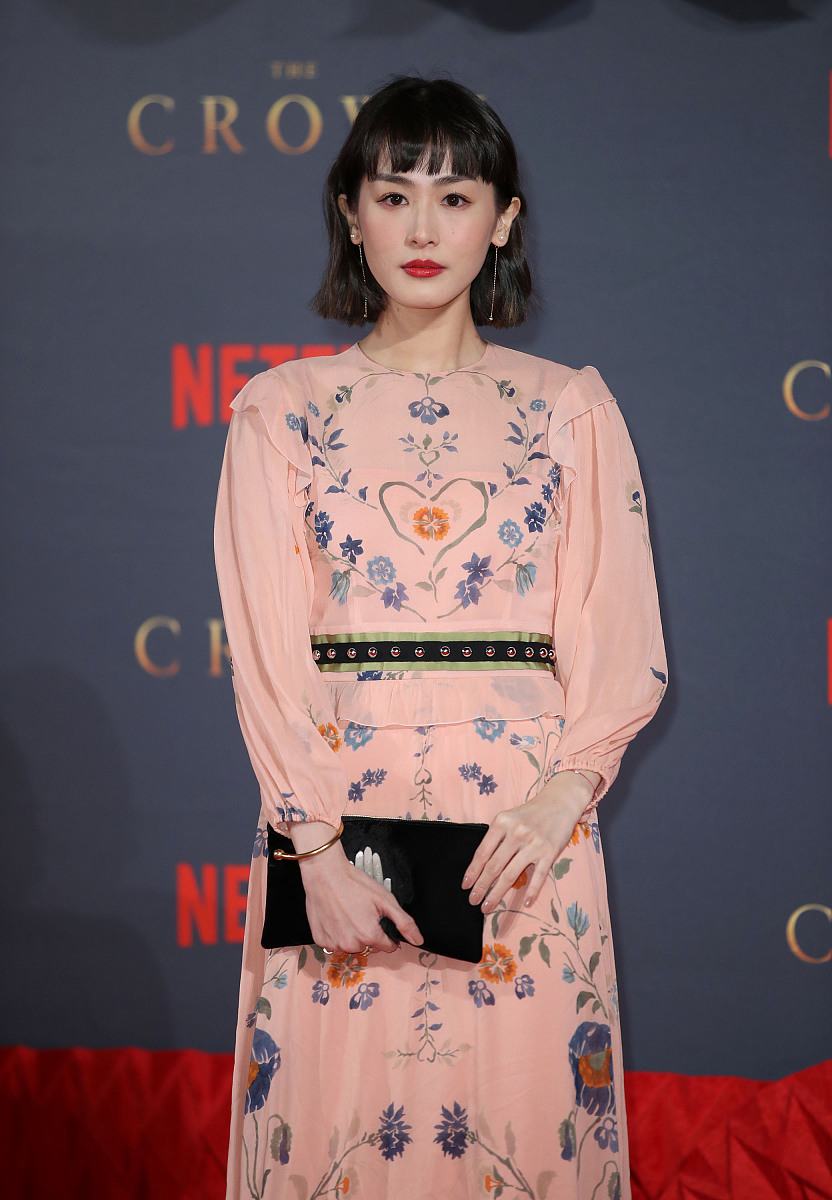 大热英剧《王冠》第二季回归首映礼 克莱尔·福伊获凡妮莎献吻仰头大