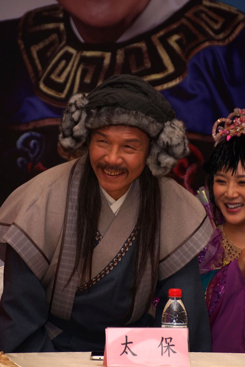 郭德纲济公传《郭德纲济公传》是一部由中国相声演员郭德纲主演的电影于2016年上映。电影讲述了济公由郭德纲饰演在唐朝时期为了寻找失散的弟子来到了现代与一位名叫小兰的女孩相遇并帮助她解决了家庭和工作上的问题。在此过程中济公也逐渐了解了现代社会的变化和人们的思想观念。电影以幽默风趣的方式展现了济公的智慧和人性的光辉同时也传递了一些关于人生和情感的思考。郭德纲单口相声济公传除了电影《郭德纲济公传》还有一部