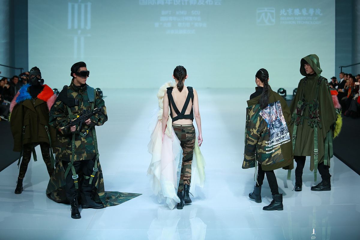 帮我写一段服装设计大衣系列设计的主题灵感介绍不少于100字