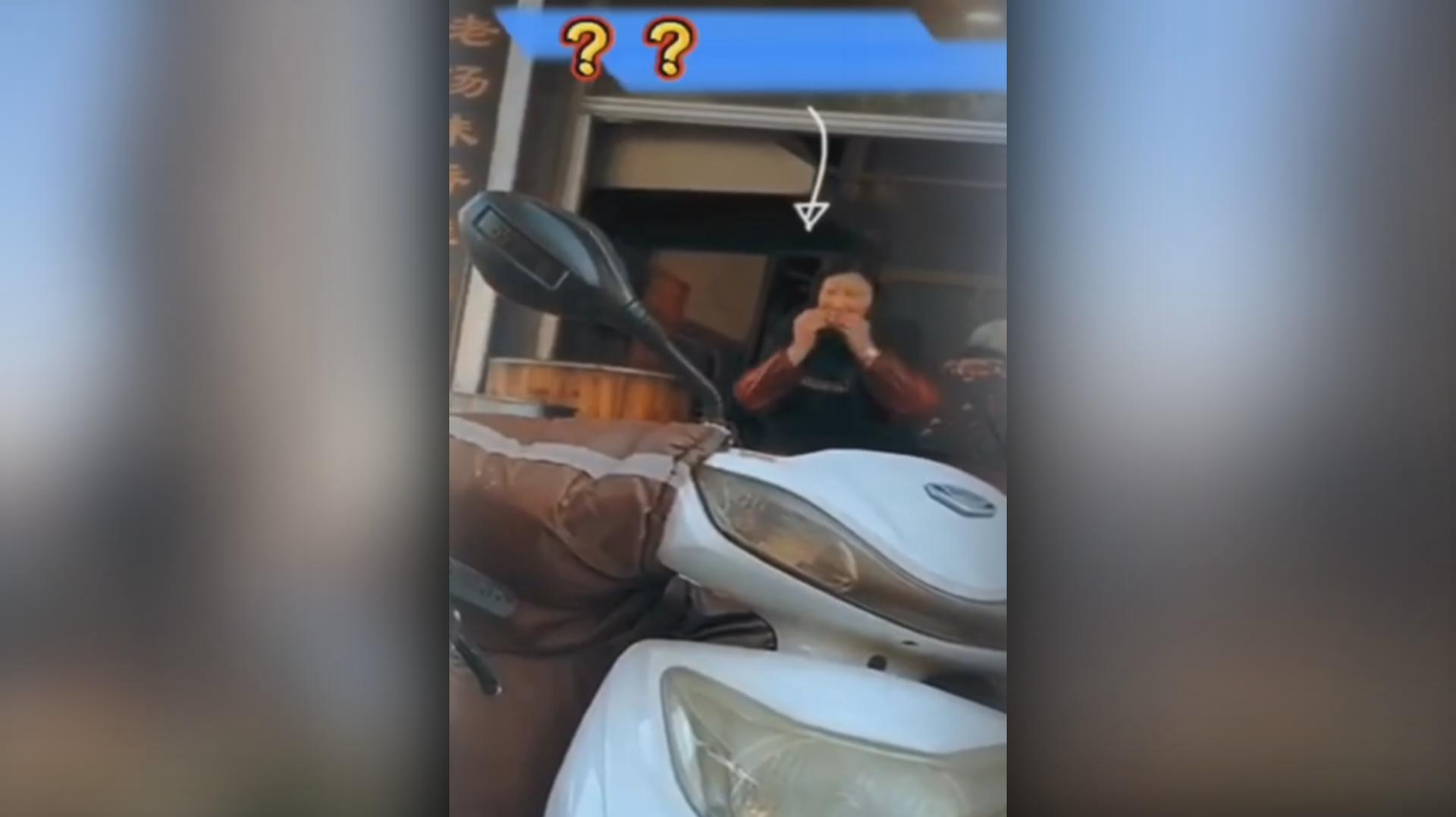 实拍:江苏某羊肉汤馆店员啃完肉 把骨头扔回锅继续炖汤