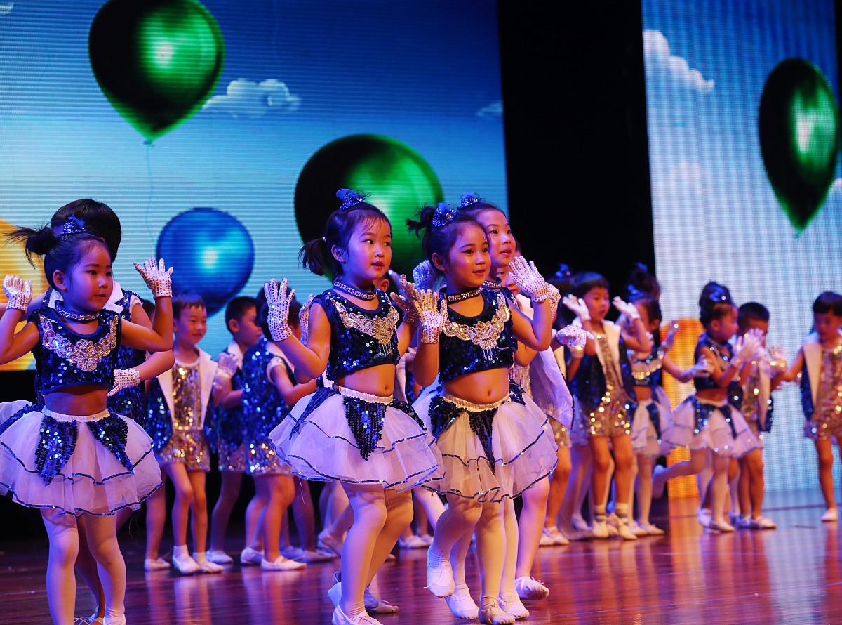 请写一个六一儿童节表演介绍民乐团的串词分两个主持人民乐团有四个乐器组四个组音乐是连着的不会有停顿相当于是民乐串烧的主持词。分别是葫芦丝吹奏《金孔雀》中阮和竹笛演奏《吐鲁番的葡萄熟了》二胡齐奏《桥边姑娘》琵琶和古筝表演《琵琶行》如：A：你知道中国民族乐器有哪些吗？我们东辰一小就有一个专门的民乐团呢B：我知道一些比如有有二胡古筝琵琶A：还有竹笛和小阮、中阮、葫芦丝等乐器这些乐器各具特色可以演绎很多不一