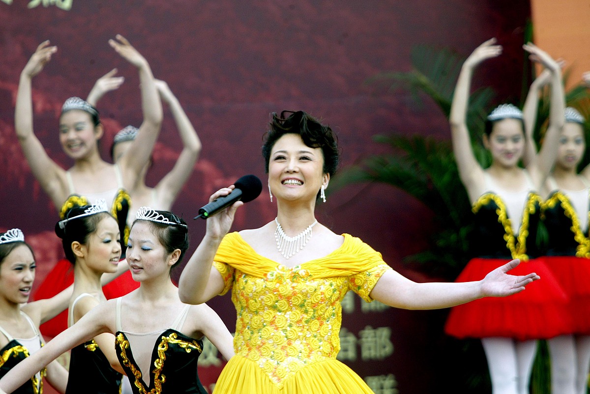 2009年6月10日,辽宁沈阳,央视《激情广场·爱国歌曲大家唱》走进沈阳.