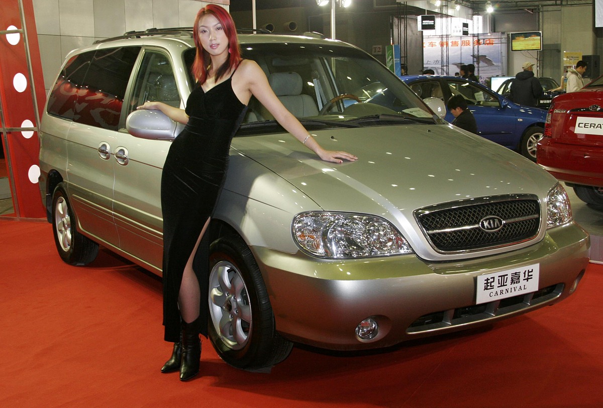 2005年12月30日,北京汽车三新展上展示的东风悦达起亚嘉华汽车.+++_++