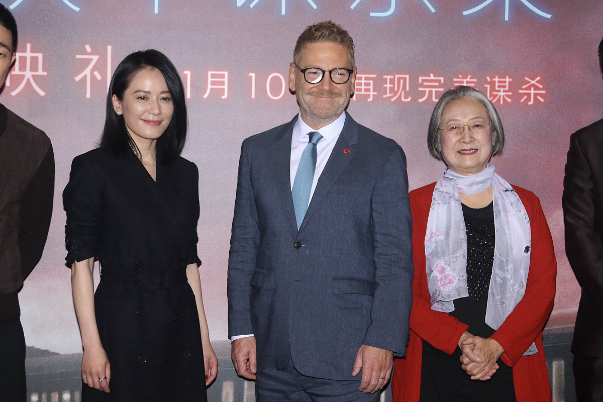 王千源助阵《东方快车谋杀案》首映  俞飞鸿穿西装裙秀美腿优雅大气