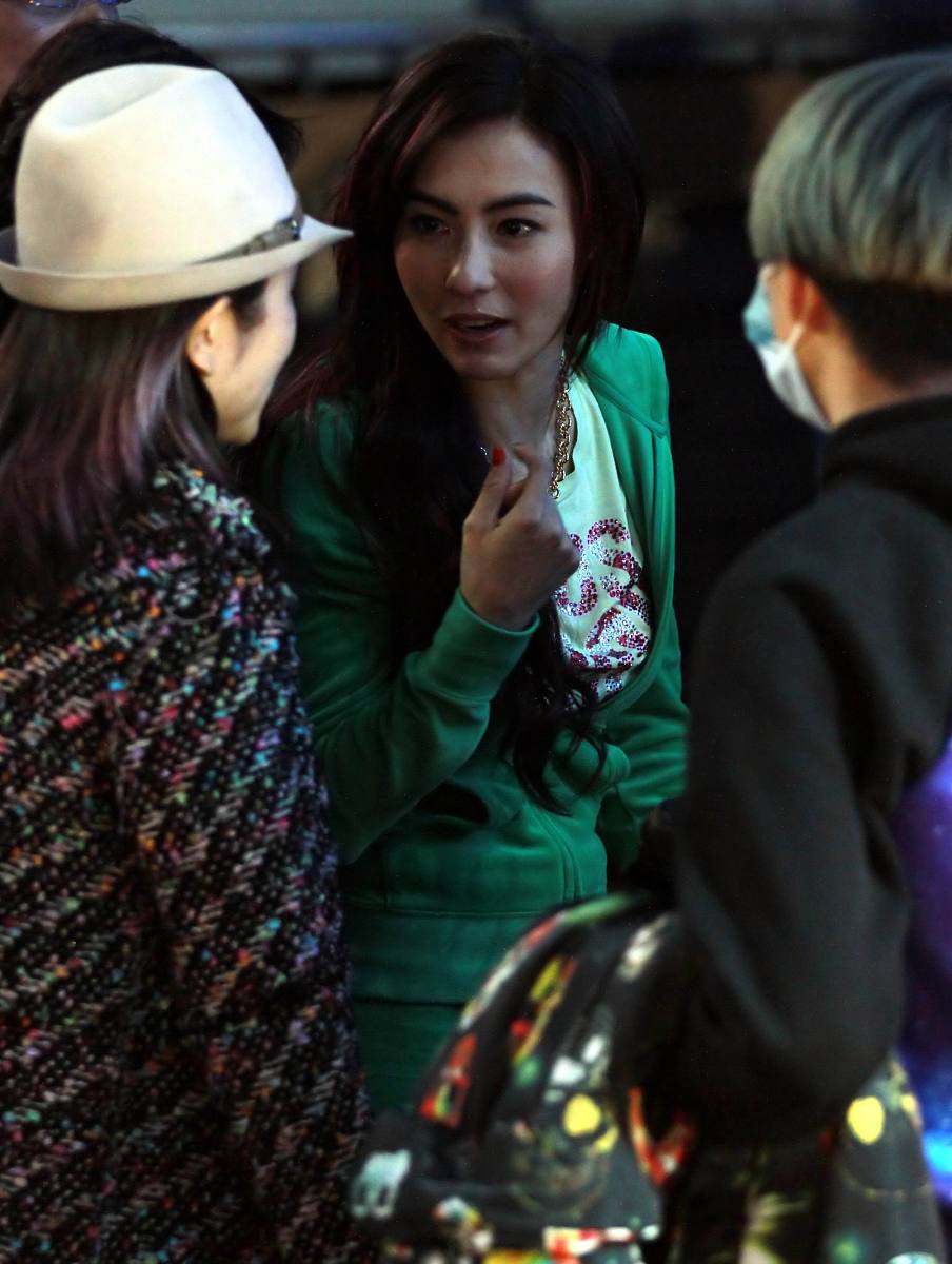 请你以张柏芝领证新欢曾霸占李小冉四年谢贤只能无奈认可!为题写一篇1600字左右的公众号文章分为九个自然段