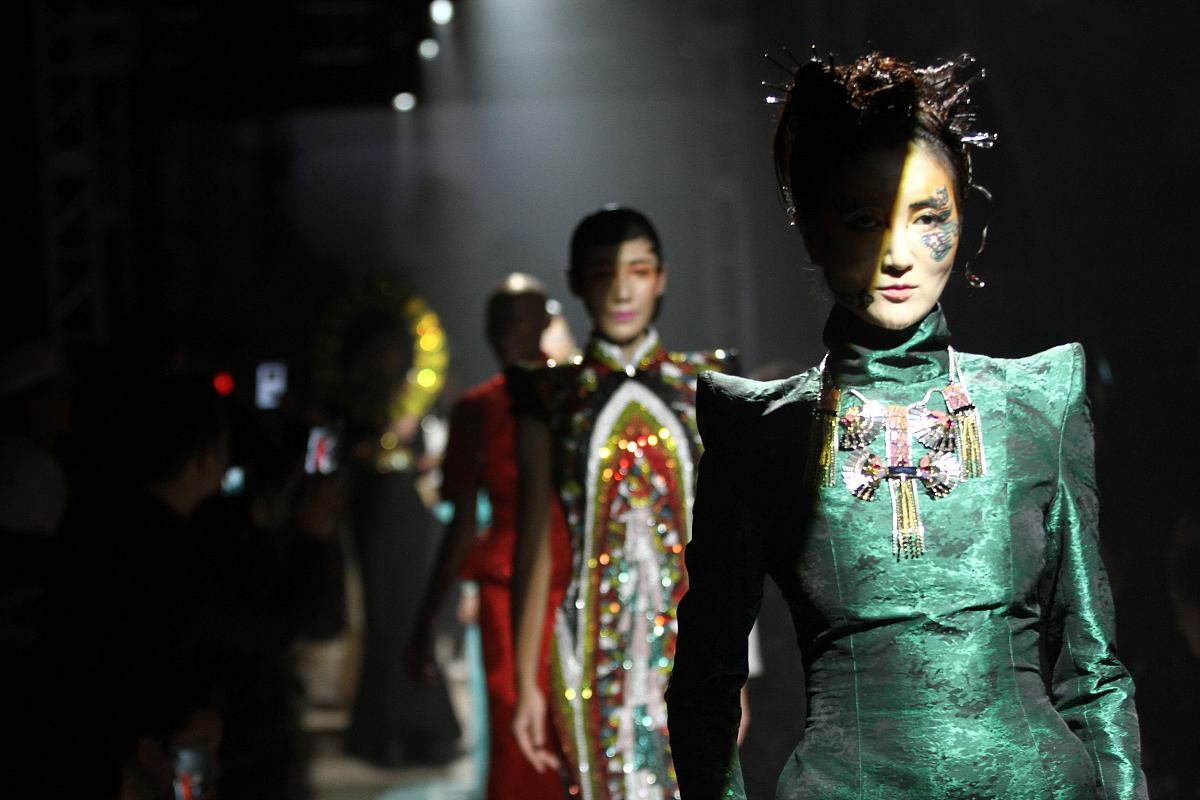 《金陵十三钗》服装设计灵感：致敬女性的坚韧与智慧