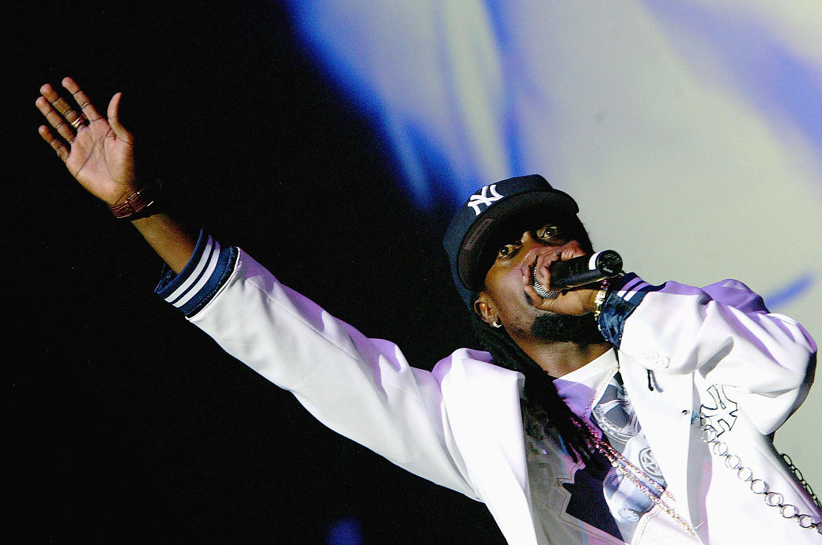 你现在是资深活动策划者此时正值5·25心理健康月现在需要你组织一个名为时间胶囊的活动活动形式为：参与者可以为未来一年的自己或他人写下一封信然后一年后再打开。请你为本活动编写活动背景要求在一百到两百字