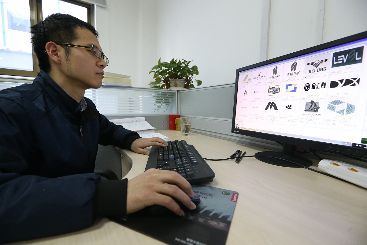 请换一个说法表达以下意思联系课本虽然资料多样形式灵活但考查探究的规律却基本都是教材中涉及的内容所以在回答此类问题时除必须结合资料和探究步骤进行回答外应尽量使用教材中的规范用语。4 综合分析主、次要素在探究过程中你会发现影响地理规律变化的因素有很多但往往有一个突出因素起决定作用其他因素起辅助作用。比如青藏高原高寒地势是主要影响因素；新疆干旱海陆位置是主要影响因素。考查这样的内容时一定要抓住主要因素回