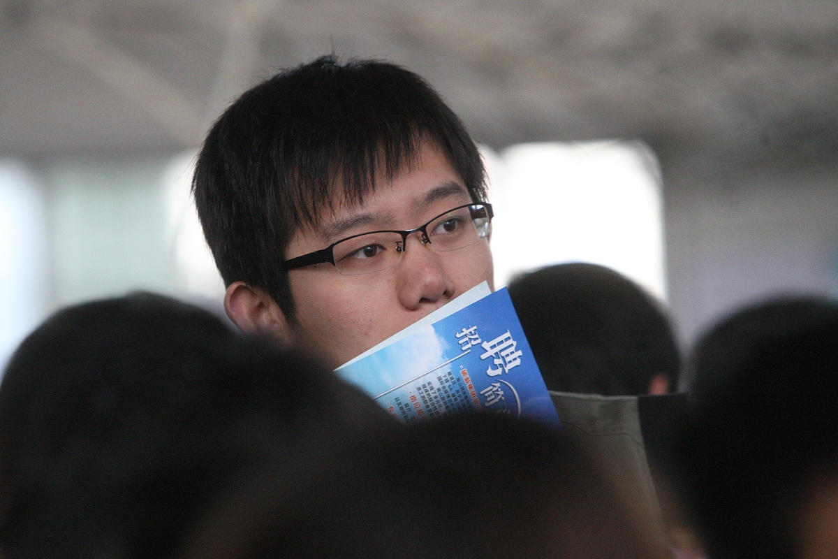 ***_***2012年11月17日,山东烟台,在鲁东大学篮球馆,大学生在2013届毕
