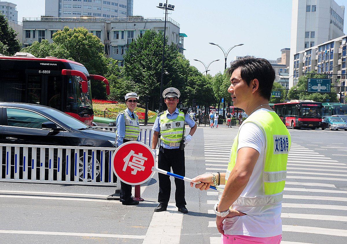 杭州市上城区交警队帮我用210字详细描述