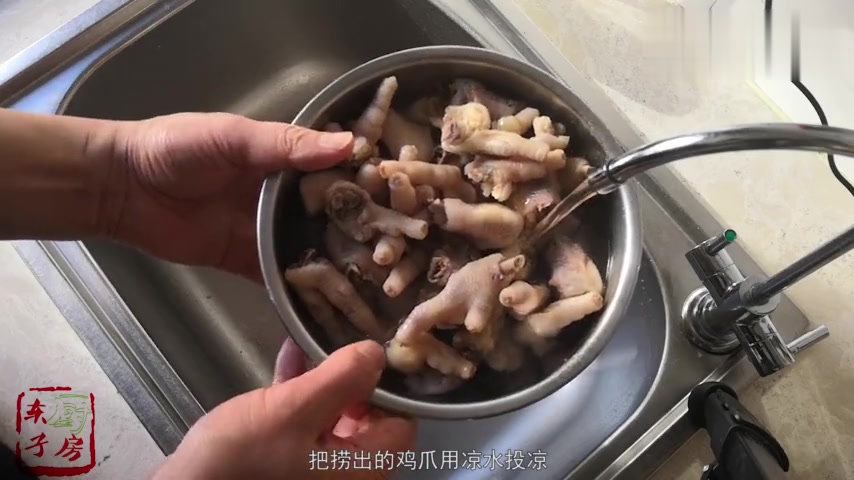 想吃泡椒凤爪不用买,东子厨房教你自制泡椒鸡爪,酸辣爽口先收藏