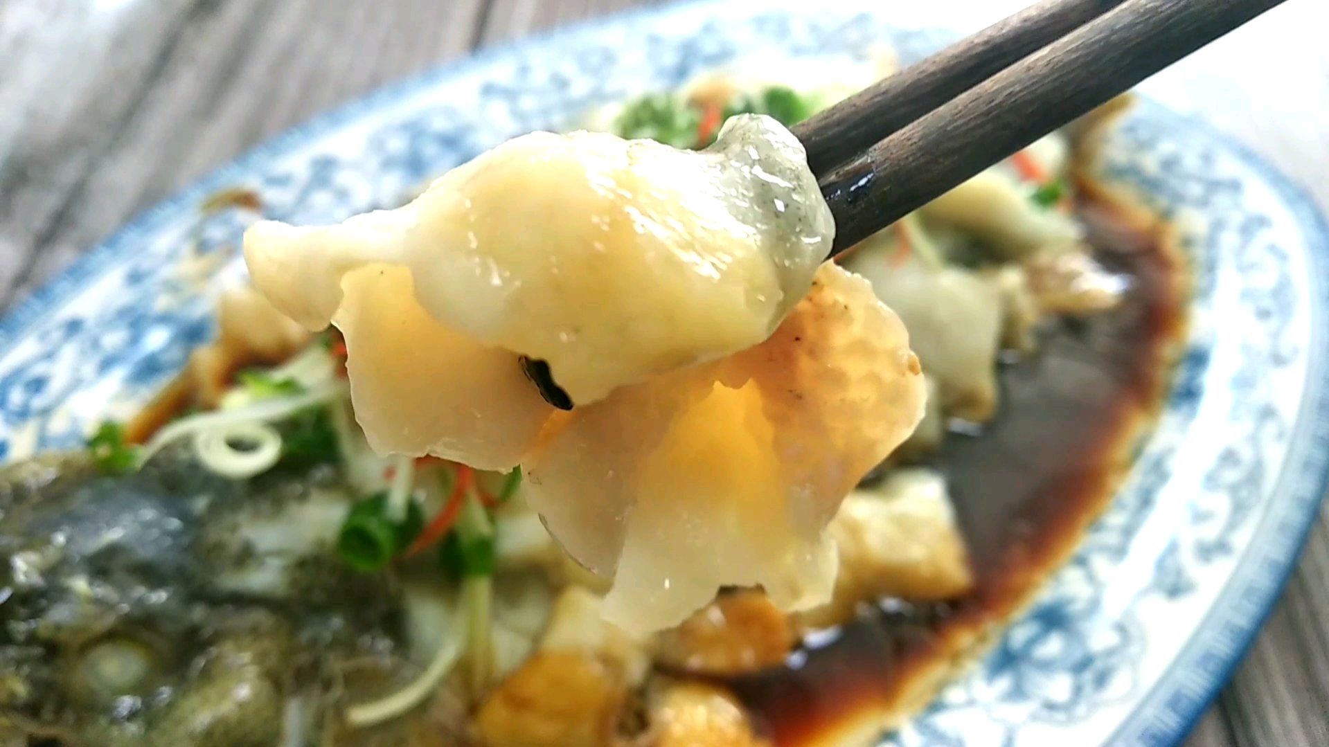 鲈鱼别清蒸了,试试这种做法,鲜嫩爽滑,没有腥味,做法也简单