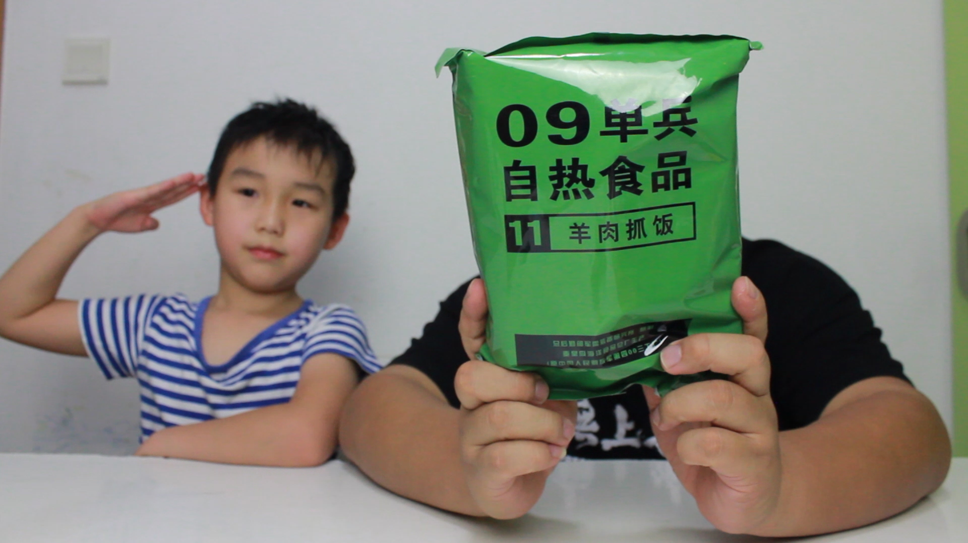 父子试吃中国军粮 作战部队伙食依旧厉害 感受到了祖国强大的力量