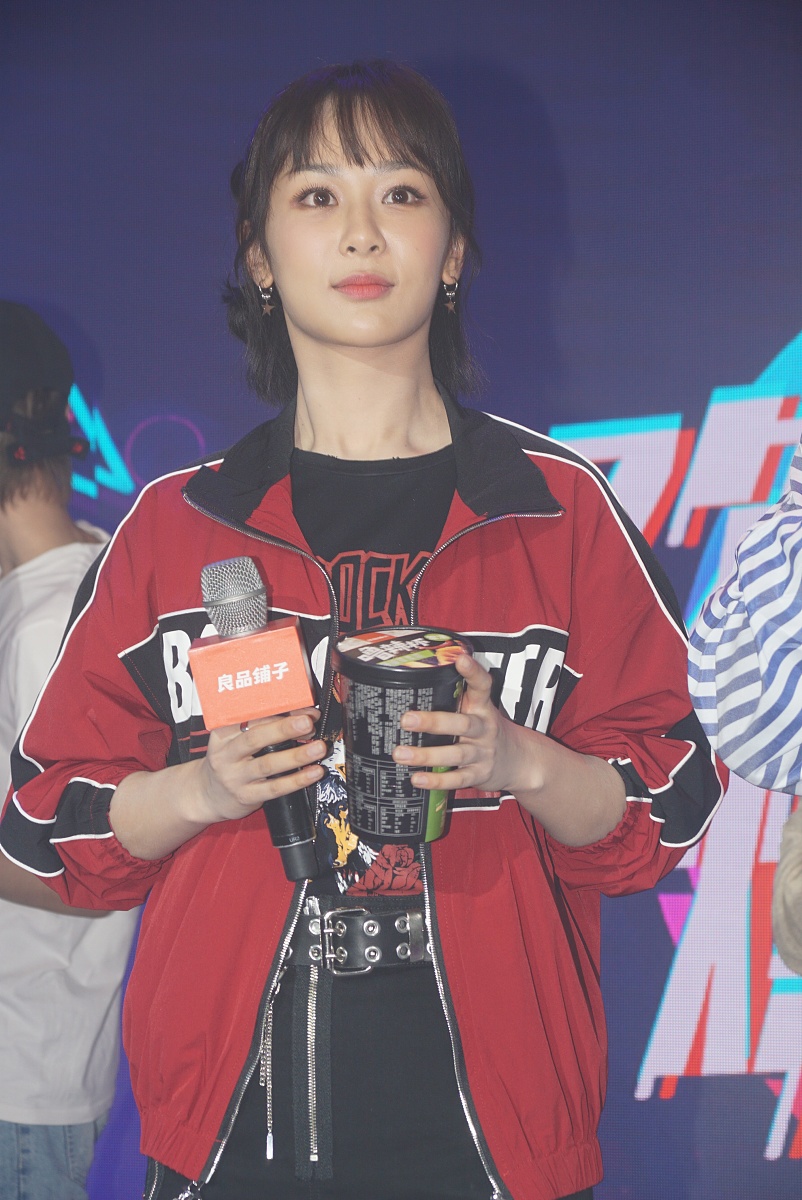 杨紫变朋克少女甜笑露醉人酒窝 与粉丝亲密互动羞涩展示舞技