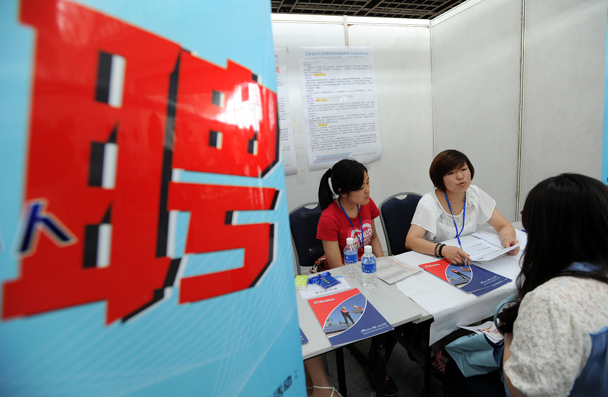 合并下面文字成为一个4000字作品工作背景：随着社会的不断发展小学生的心理健康问题也越来越受到关注。在小学阶段孩子们正处于身心发展的关键时期心理健康教育的重要性不言而喻。然而由于长期以来忽视了小学生的心理健康教育许多学校在这方面的工作还存在不足。因此我所在的学校决定开展小学生心理健康教育活动以帮助学生更好地了解自己提高心理素质增强心理适应能力。内容设计：1 活动主题：情感教育、适应能力培养、压力管