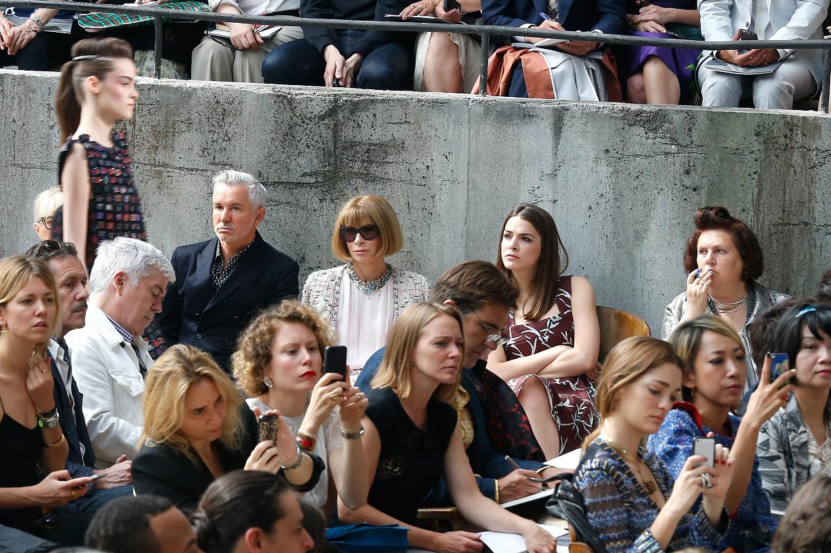 paris, france - ju<strong>l</strong>y 02:  (l-r) anna wintour, her daughter and