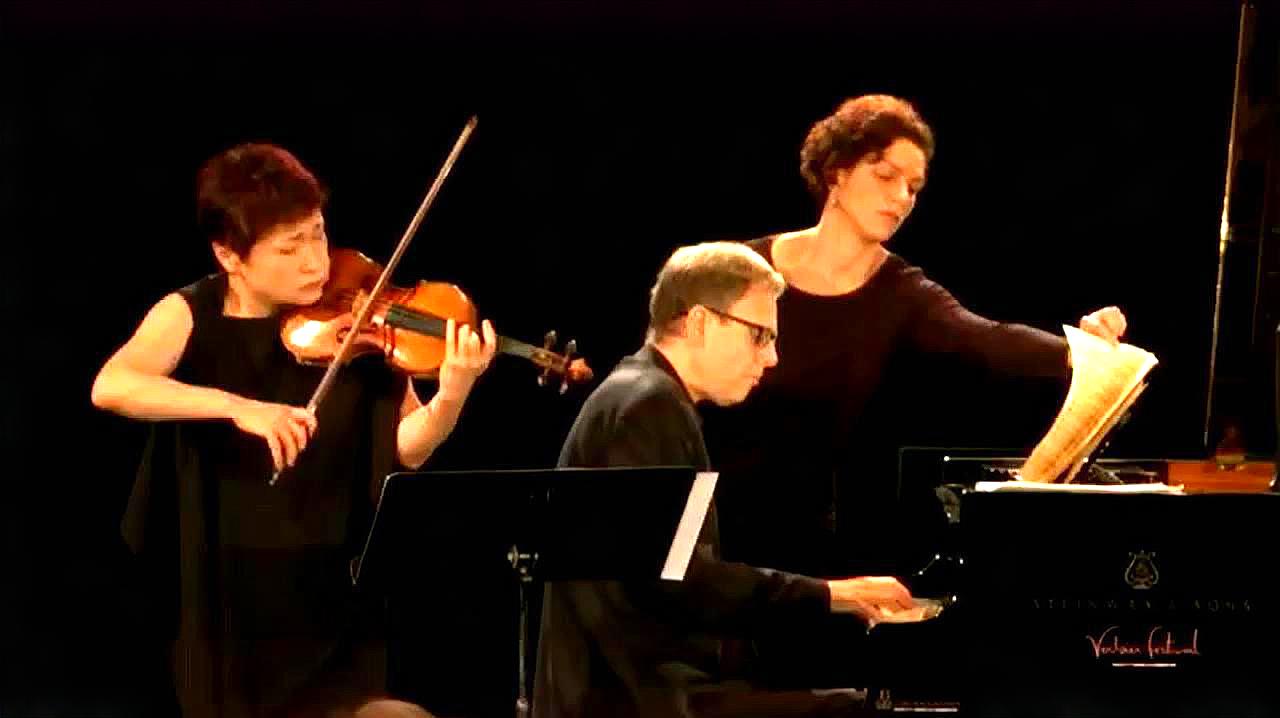 [图]曾经的小提琴皇后郑京和现场演奏《Franck violin sonata》