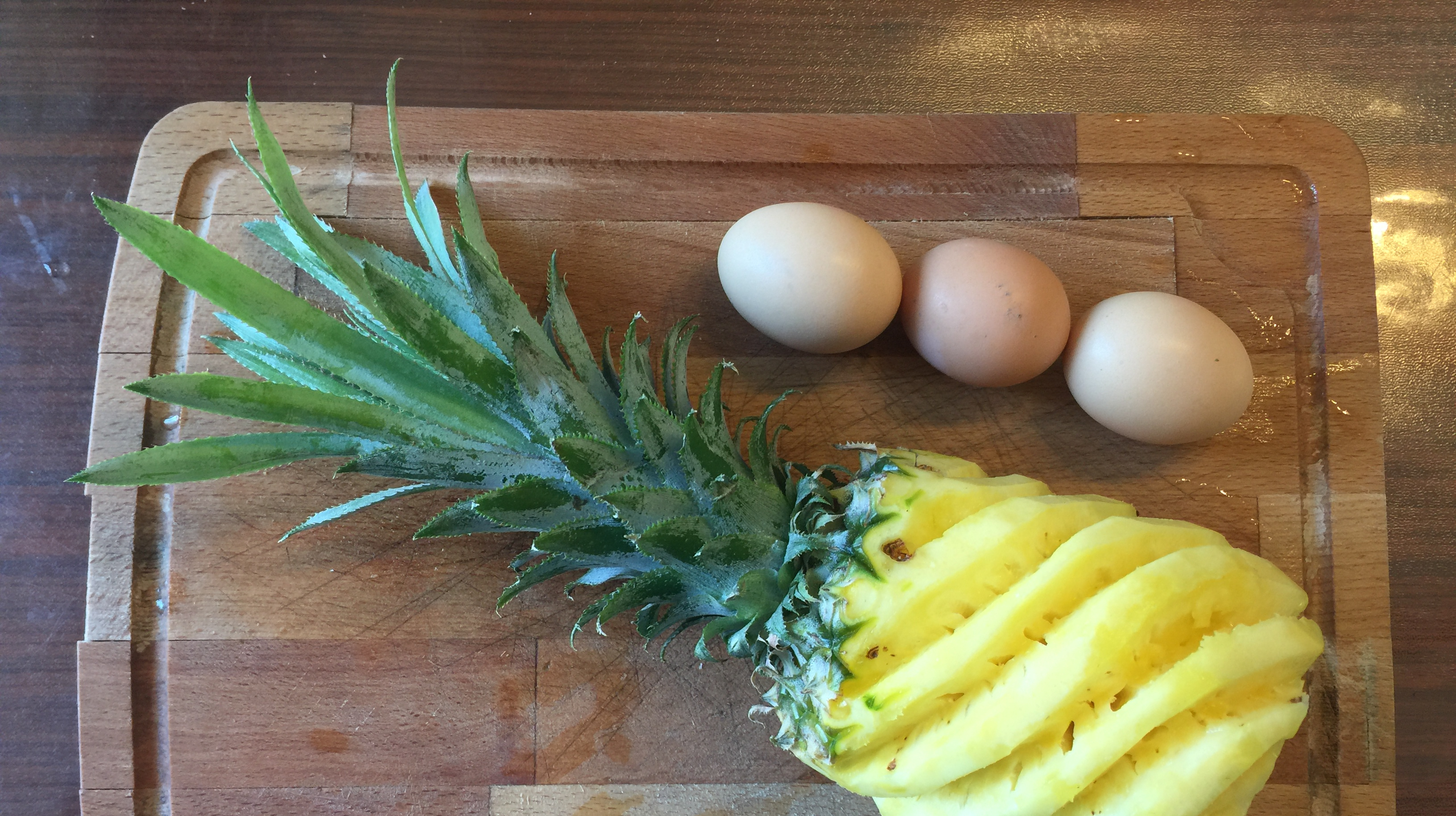 菠萝加鸡蛋这样做出来,没想到既能解馋又美味,爱美的女生都爱吃